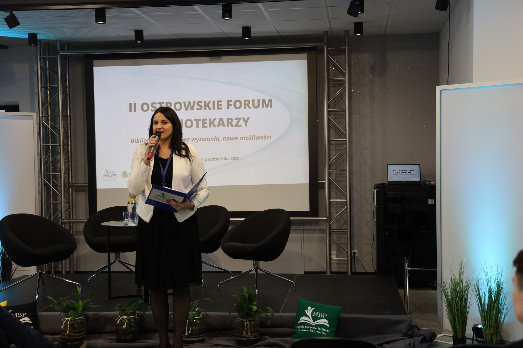 Dyrektor MBP w Ostrowi Mazowieckiej, Jolanta Andruszkiewicz podczas  II Ostrowskiego Forum Bibliotekarzy w Starej Elektrowni.