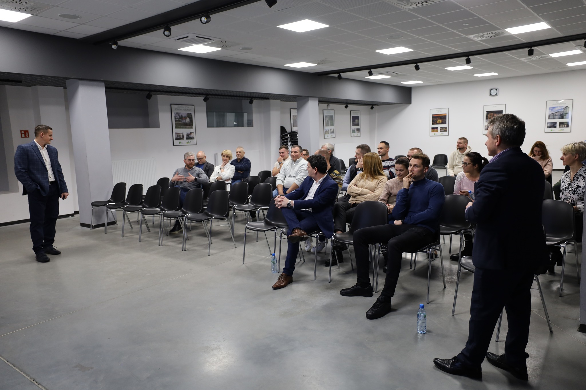 Emil Krasiński przedstawił prezentację zawierającą szczegóły projektu wspierającego szkolenie młodzieży trenującej piłkę nożną w ostrowskich klubach