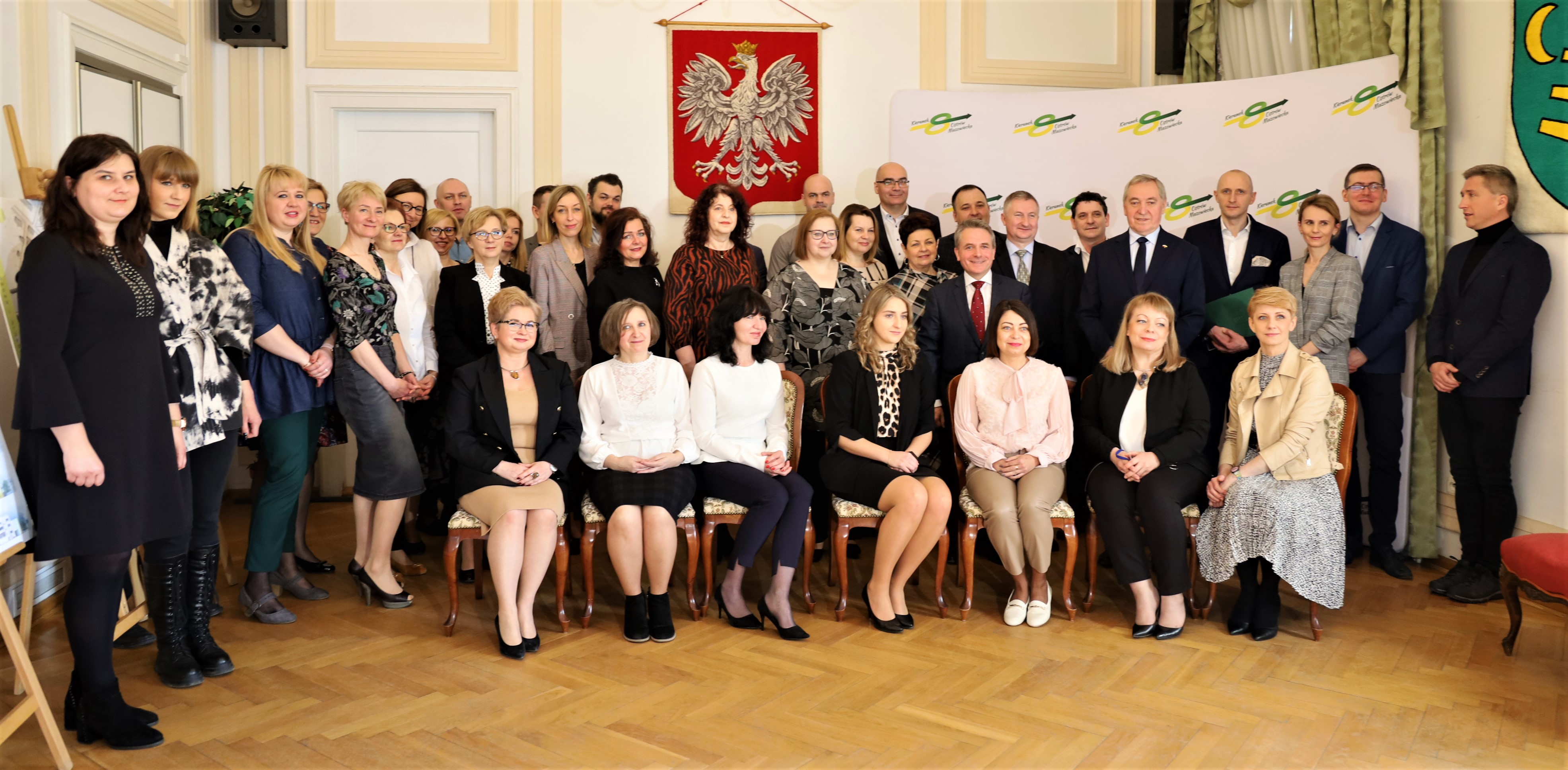 Na zdjęciu pracownicy urzędu miasta Ostrów Mazowiecka wraz z burmistrzem i gośćmi na uroczystym podpisaniu umowy na budowę szkoły i przedszkola miejskiego.