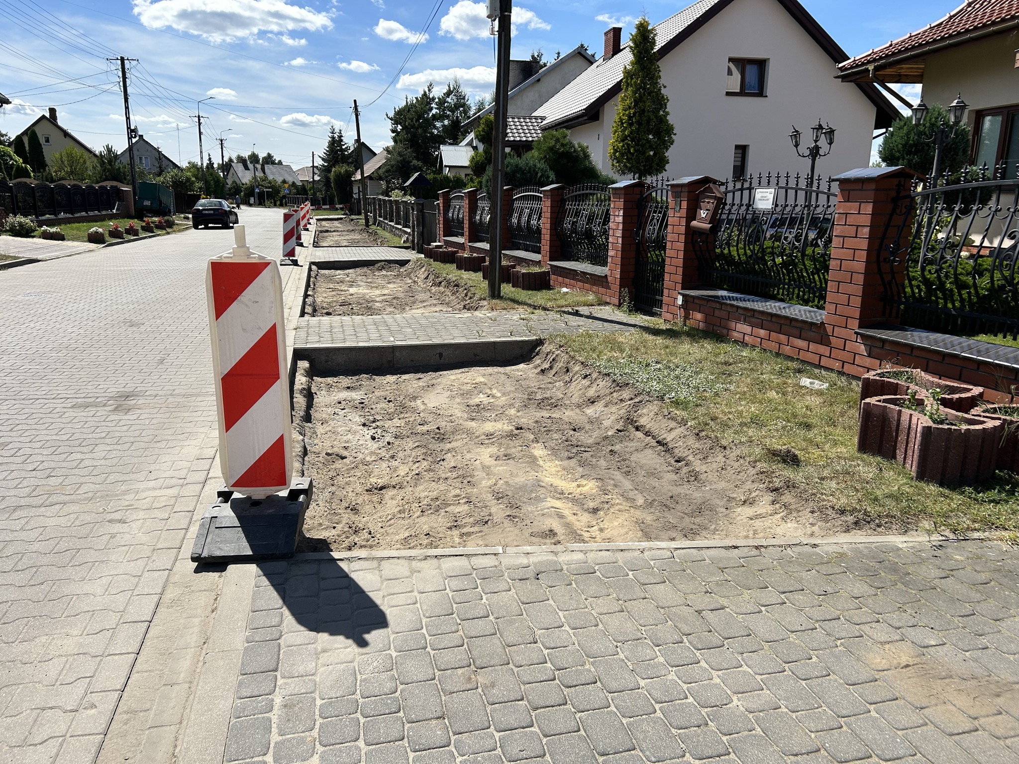 CHODNIK PRZYSZYKOWANY DO KŁADZENIA NOWEJ NAWIERZCHNI Z KOSTKI