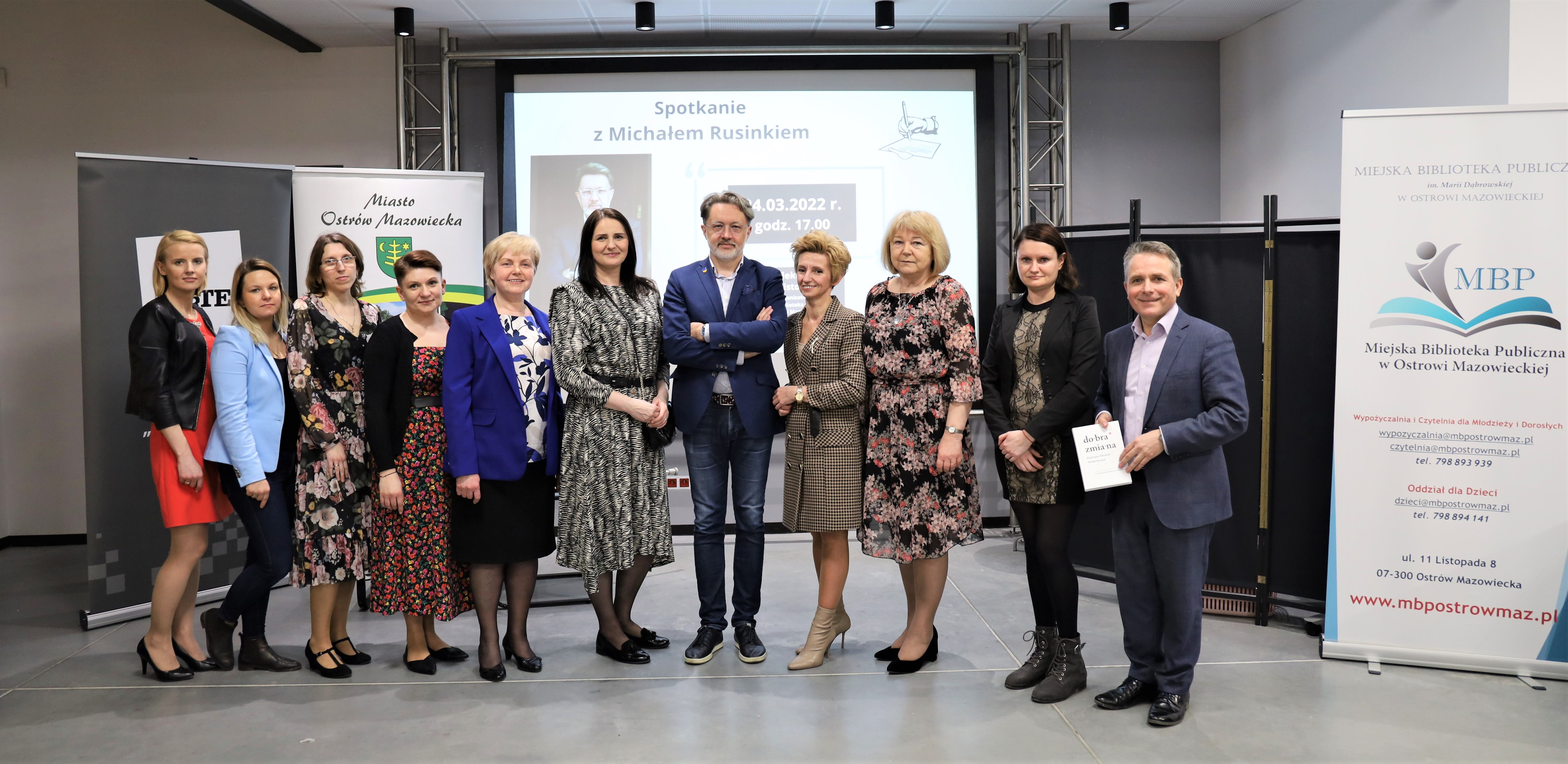 Na zdjęciu pracownicy Miejskiej Biblioteki Publicznej w Ostrowi Mazowieckiej  wraz z burmistzrem miasta Jerzym Bauerem oraz Michał Rusinek gość honorowy na podsumowaniu III Ostrowskiego Dyktanda  o tytuł Mistrza Ortografii