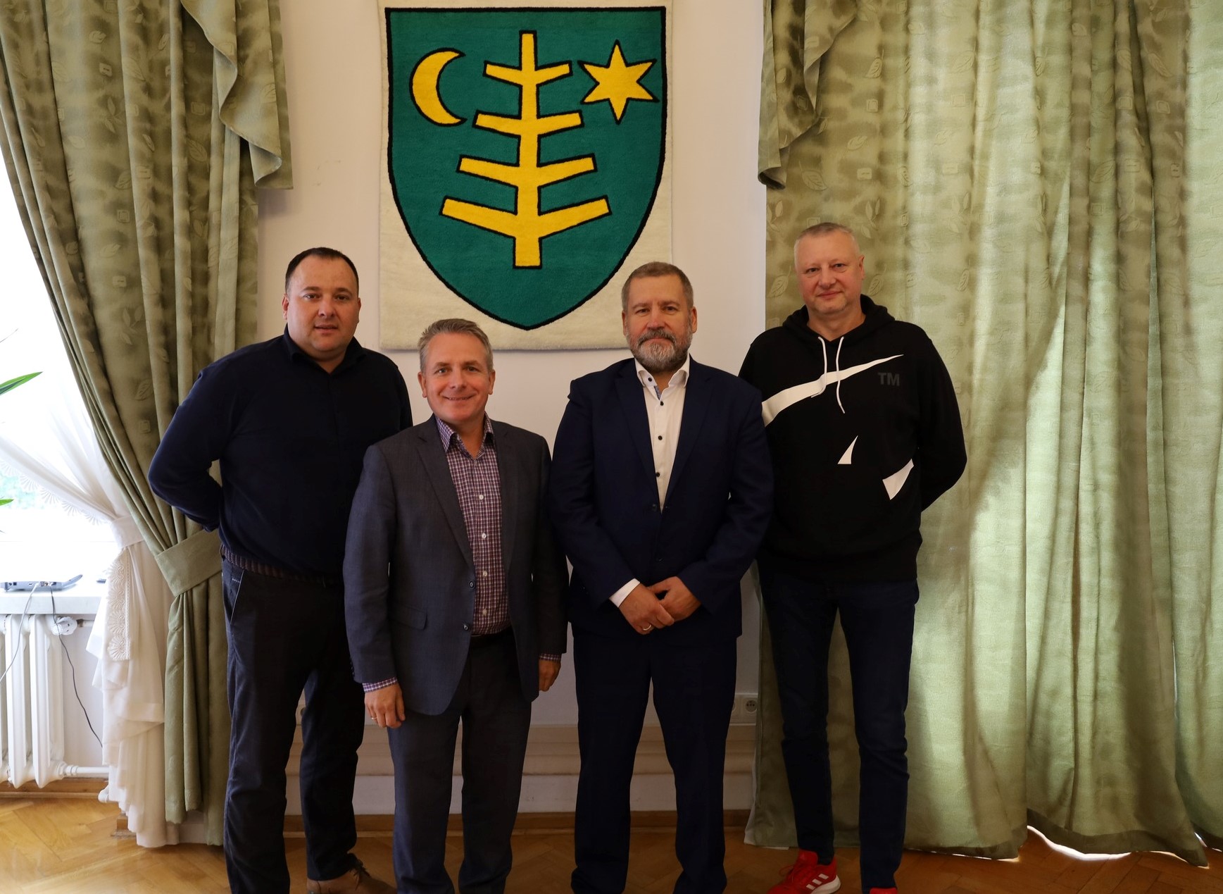 Burmistrz Jerzy Bauer, Prezes Akademii Koszykówki Legii Warszawa Nikolai Covcin, Prezes MKS Ostrowianka Bartłomiej Pieńkowski, Pełnomocnik Burmistrza ds. koszykówki Grzegorz Helcbergiel