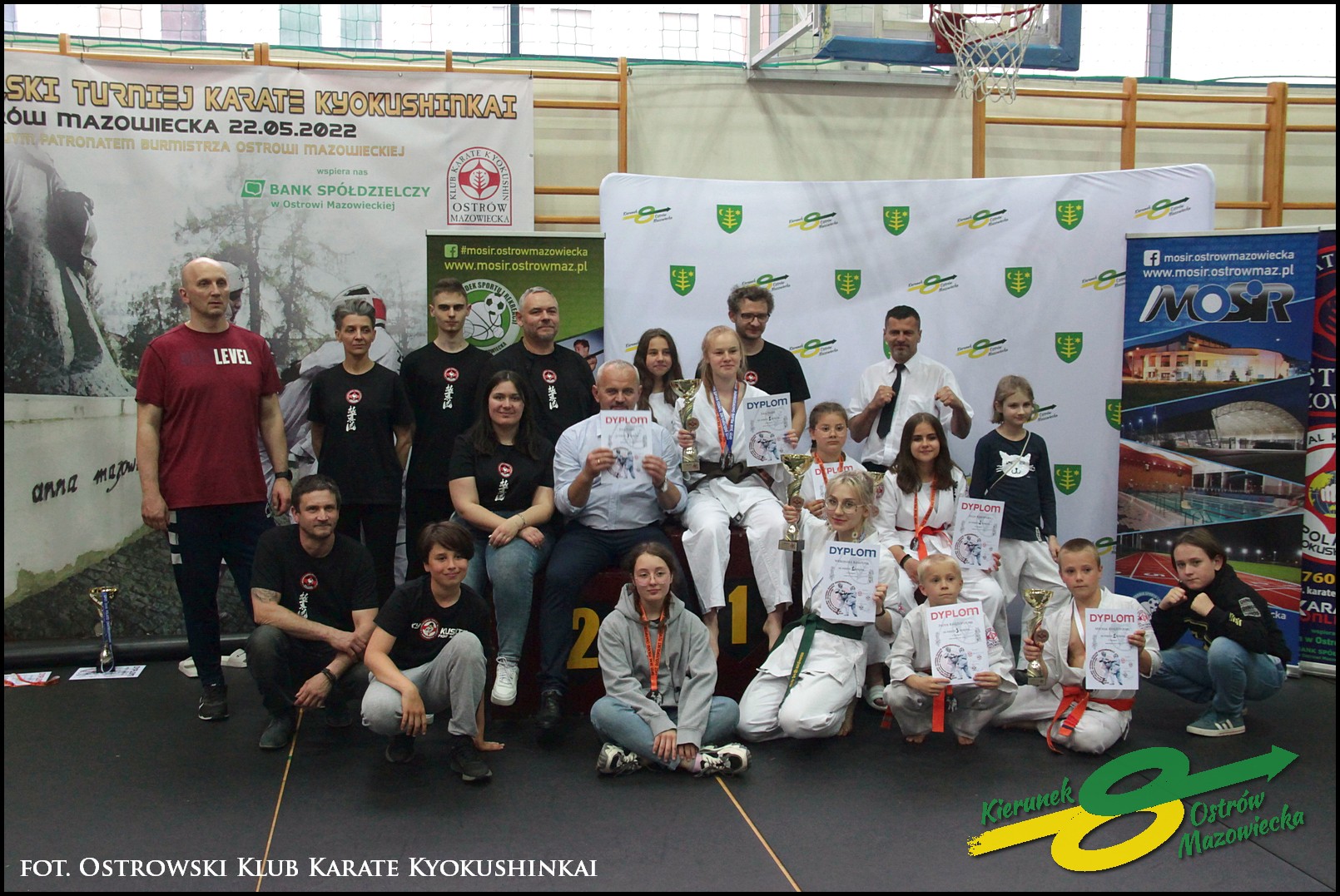 Na zdjęciu zawodnicy z pucharami, medalami i dyplomami oraz trenerzy na  XVII Międzynarodowym Turnieju Karate Kyokushin w ostrowi Mazowieckiej na hali MOSiR