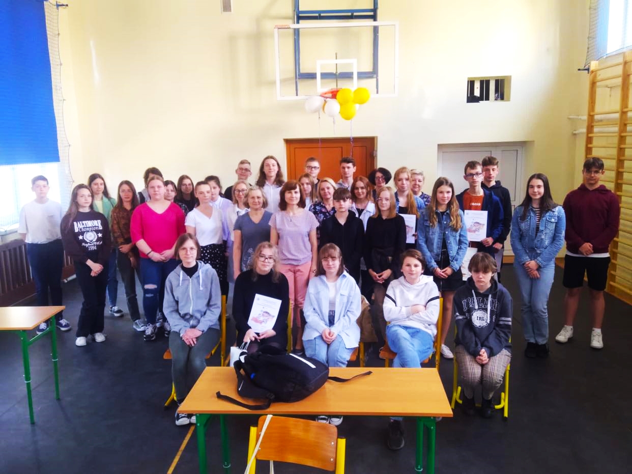 Na zdjęciu grupa uczniów sp nr 2 i nauczycieli podczas XVII edycja Ostrowskiej Olimpiady Językowej