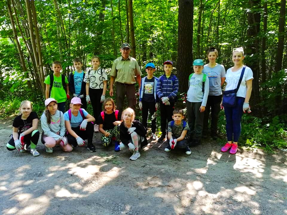 zdjęcie grupowe dzieci i pana leśniczego podczas akcji sprzątamy w lesie
