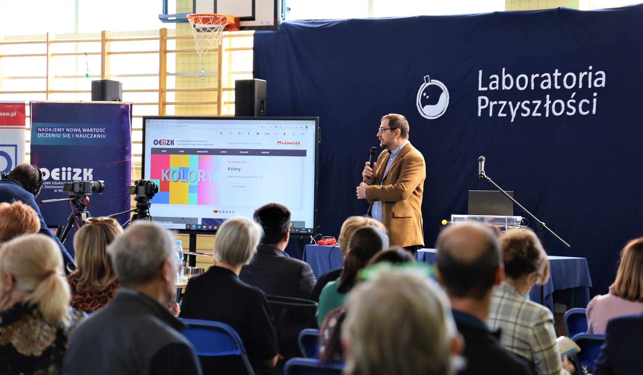 Zdjęcie z konferencji Laboratoria Przyszłości przedstawiające uczestników i prowadzącego.