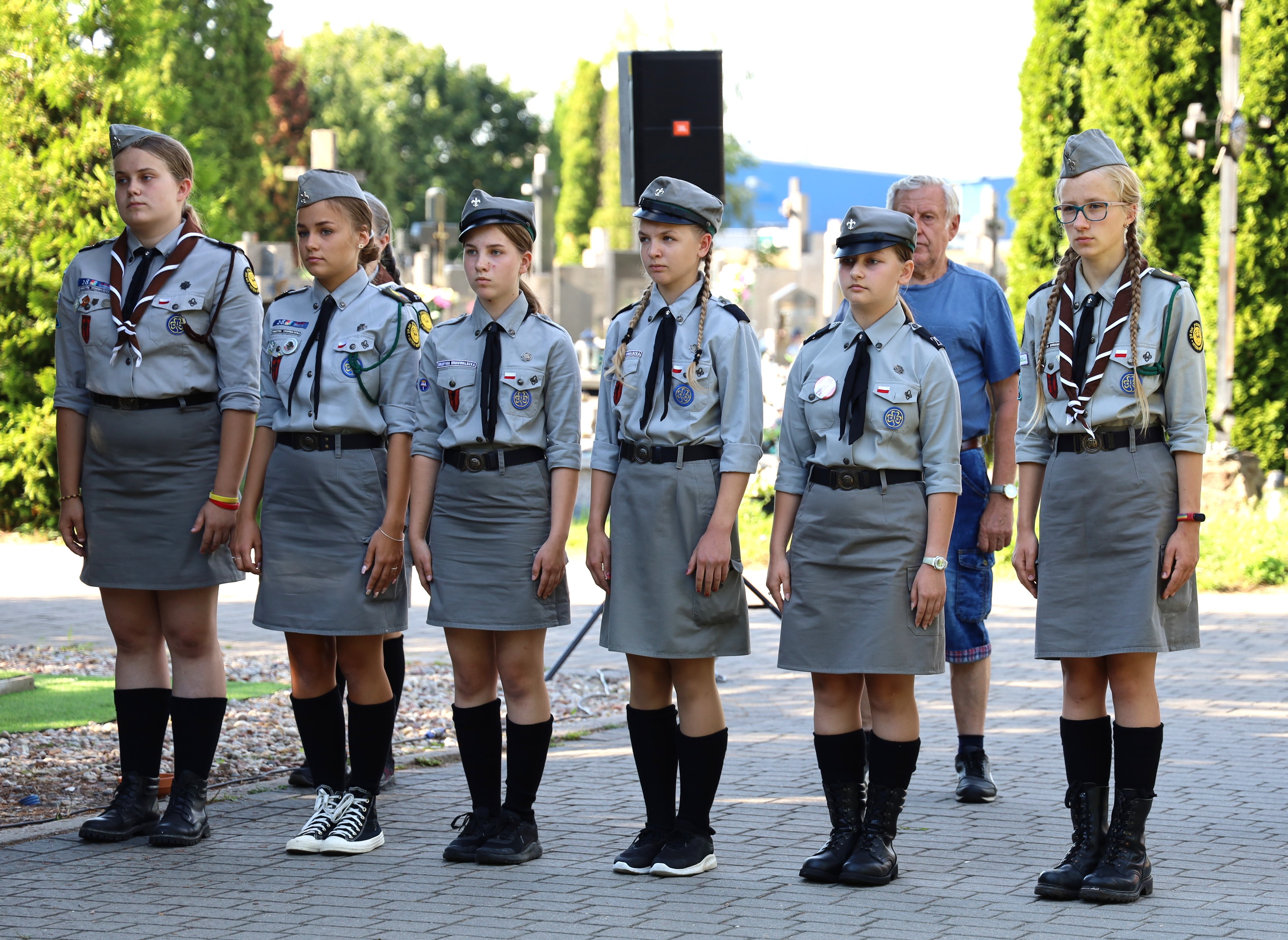sześć harcerek stoją na cmentarzu parafialnym podczas obchodów obchody 78.rocznica wybuchu Powstania Warszawskiego