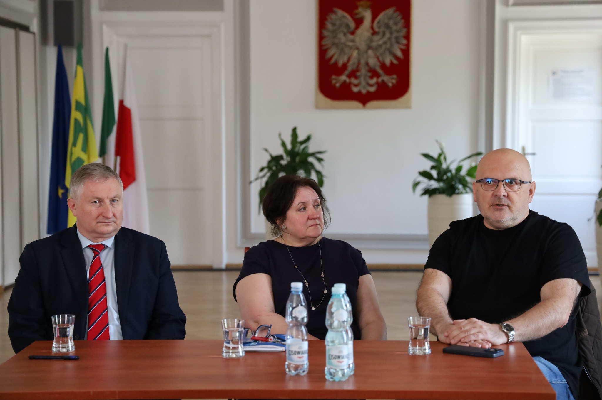 kobieta i dwóch mężczyzn udziela wykładów