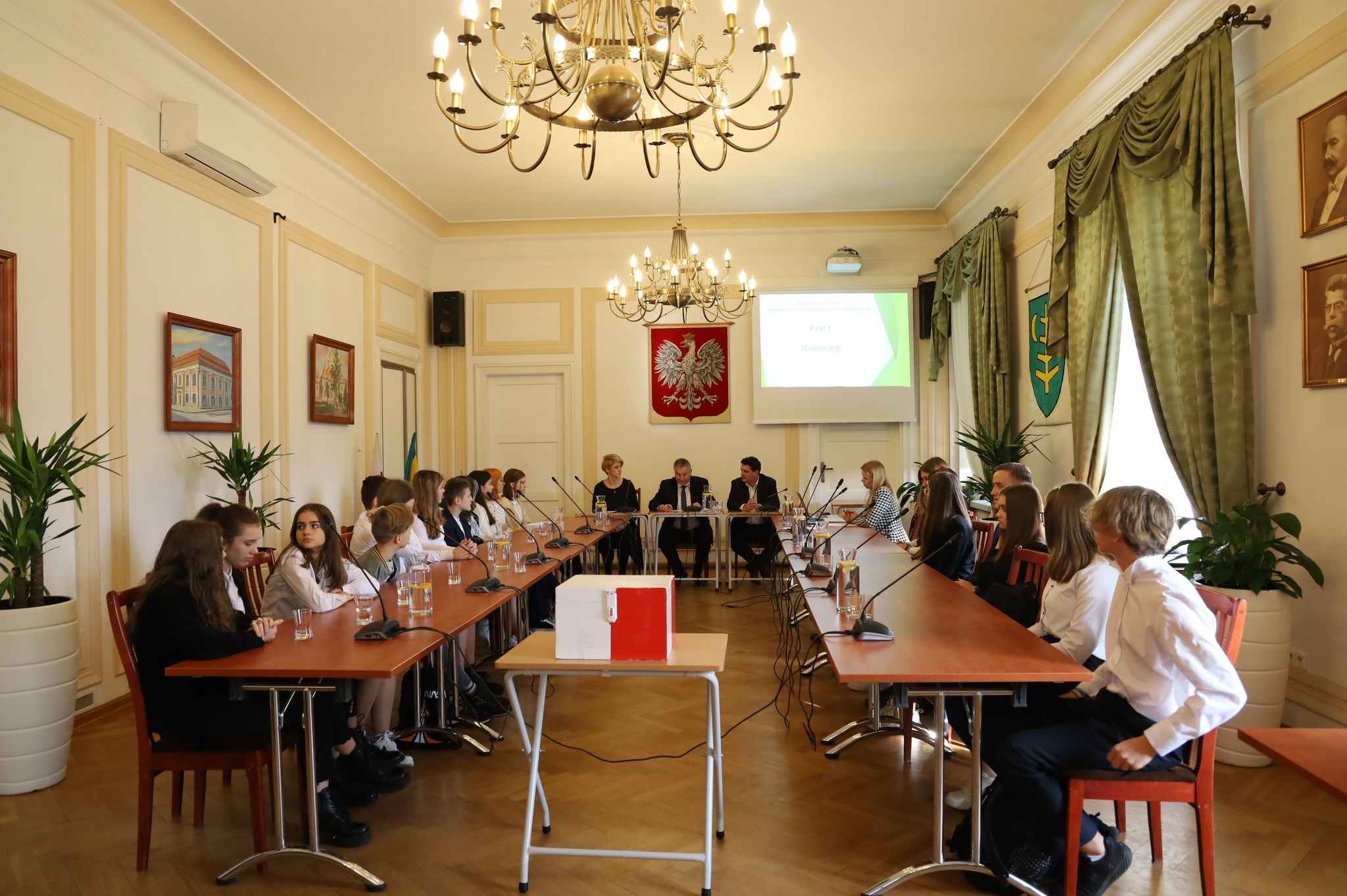 Inauguracyjna sesja Młodzieżowej Rady Miasta Ostrów Mazowiecka w sali konferencyjnej Ratusza.