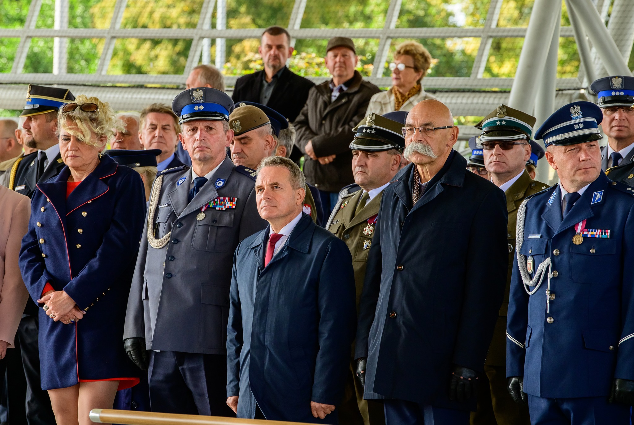 Burmistrz Jerzy Bauer, Starosta Zbigniew Chrupek, Policjanci oraz osoby biorące udział w uroczystościach