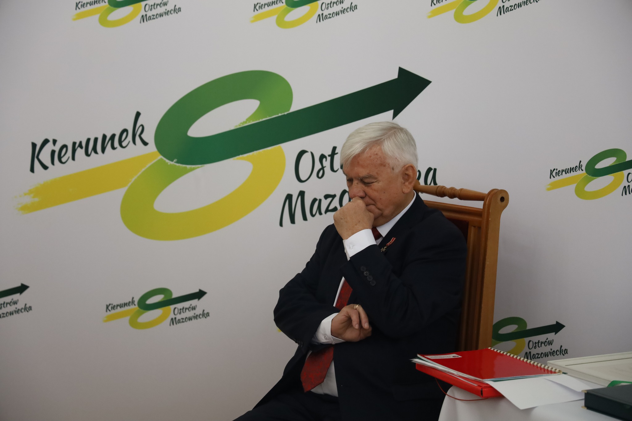 pan siedzący na krześle jest zadumany