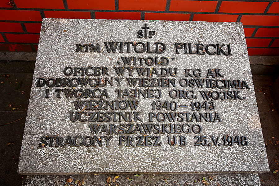 Tablica poświęcona Rotmistrzowi Witoldowi Pileckiemu na cmentarzu parafialnym