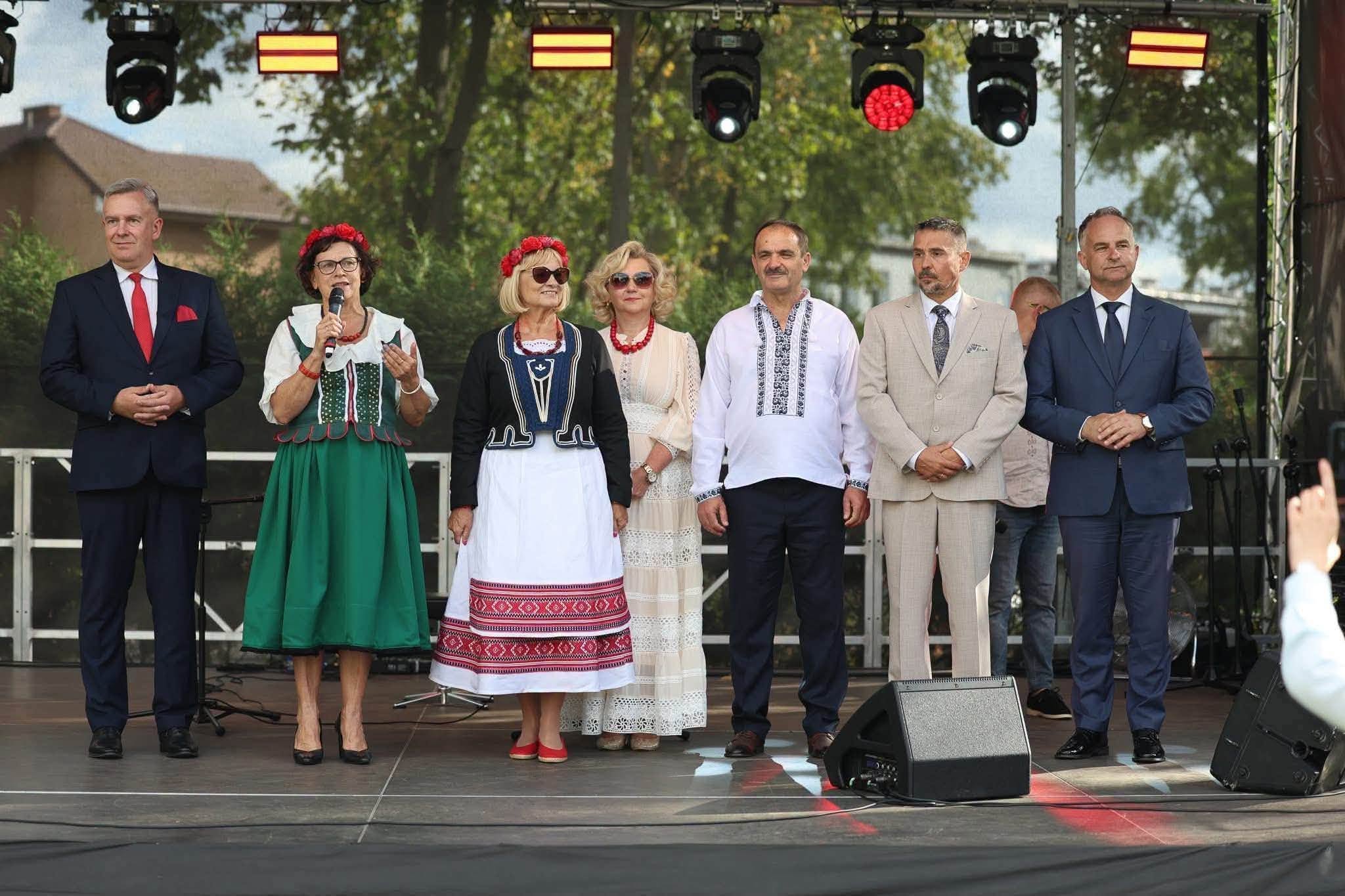 KOBIETY I MĘZCZYZNI W  Sokołowie Podlaskim w ramach akcji „Polonez z folklorem”