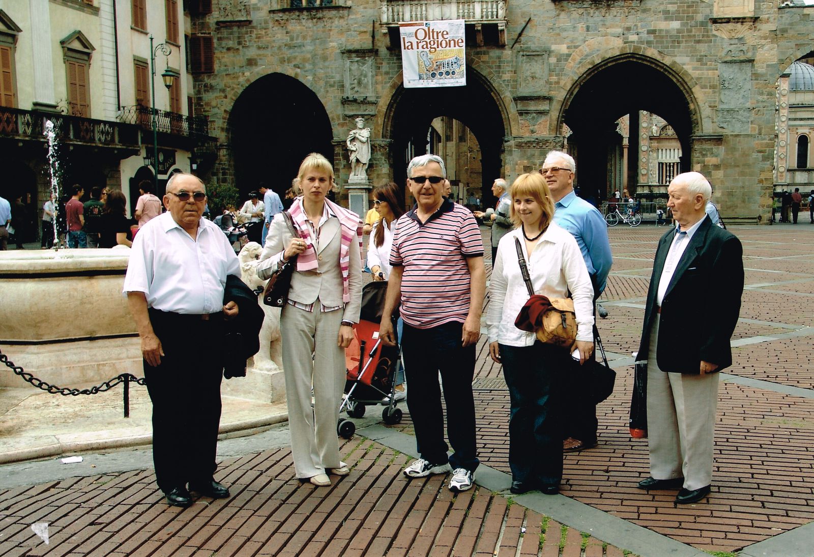 Zdjęcie z Włoch, stare miasto 6 osób na zdjęciu 