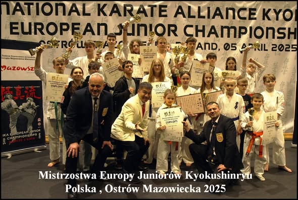 duża grupa osób na zawodach z karate