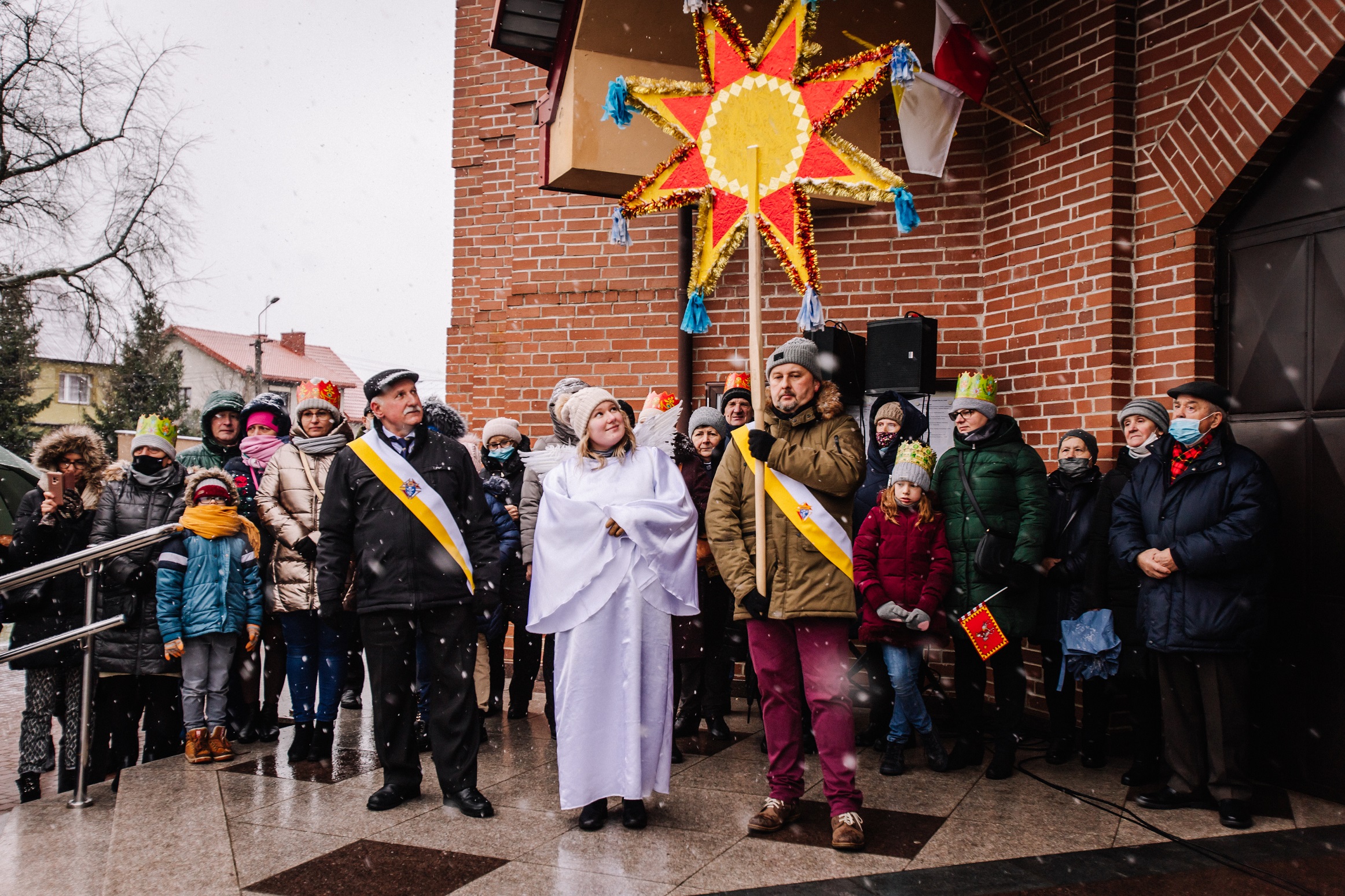 ludzie stoją przed kościołem