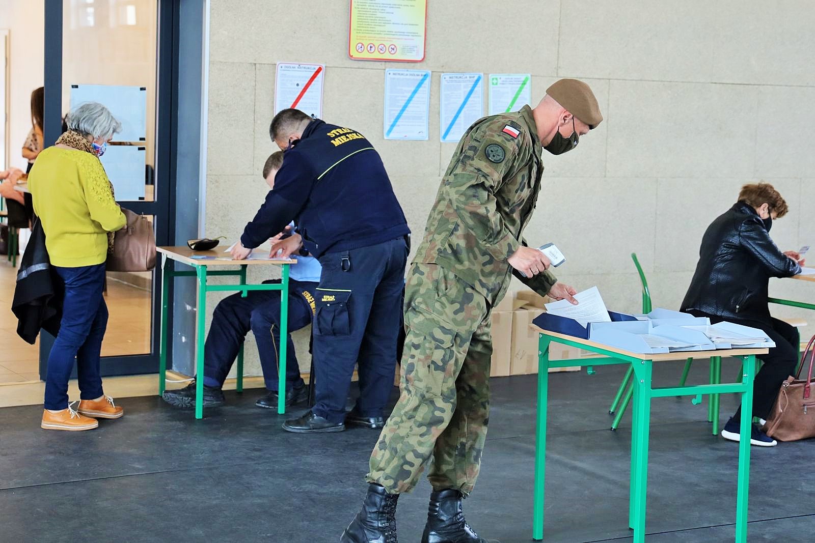 żołnierze i straż miejska na hali sportowej