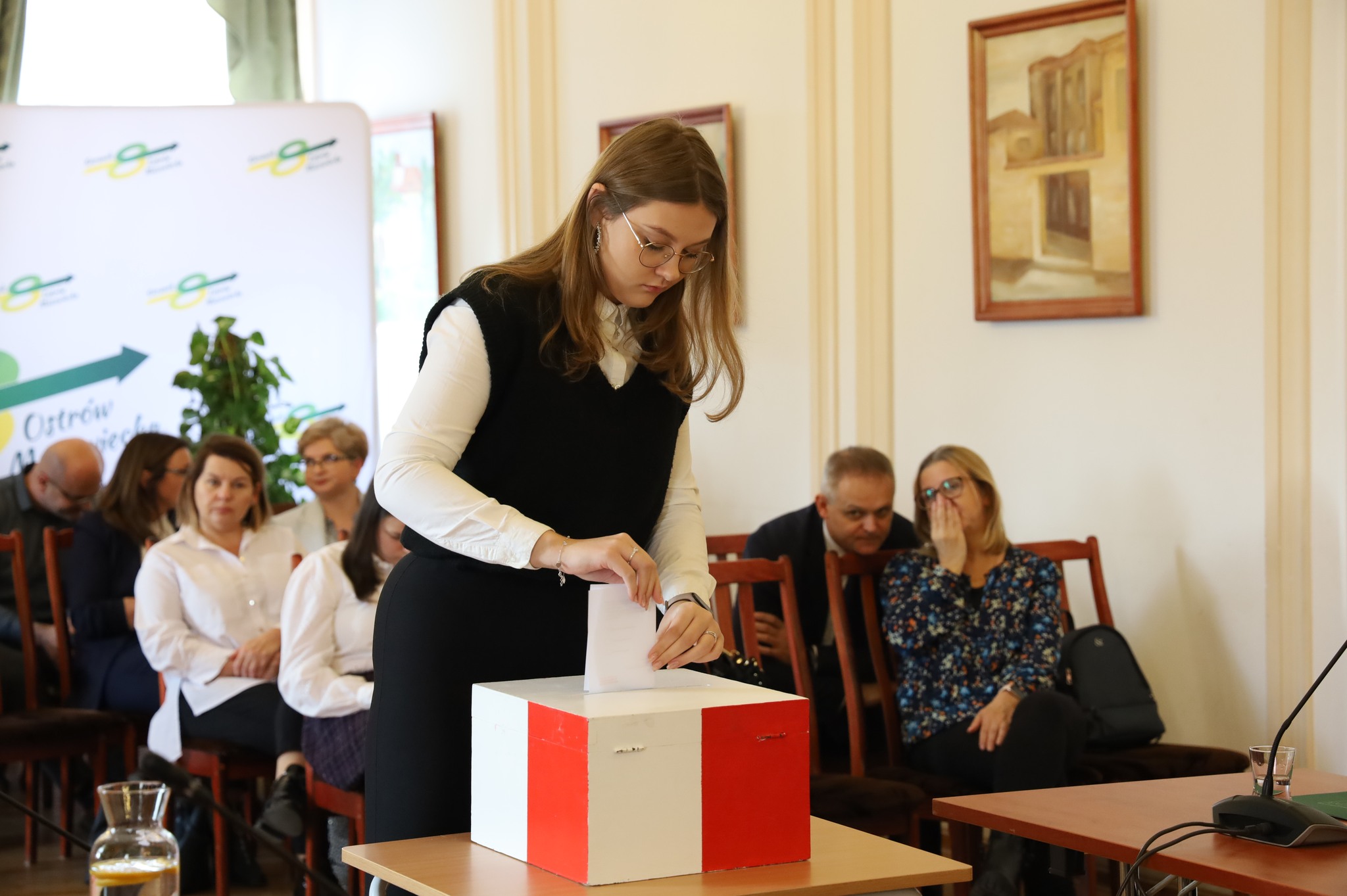 Wybory podczas inauguracyjnej sesji Młodzieżowej Rady Miasta Ostrów Mazowiecka.