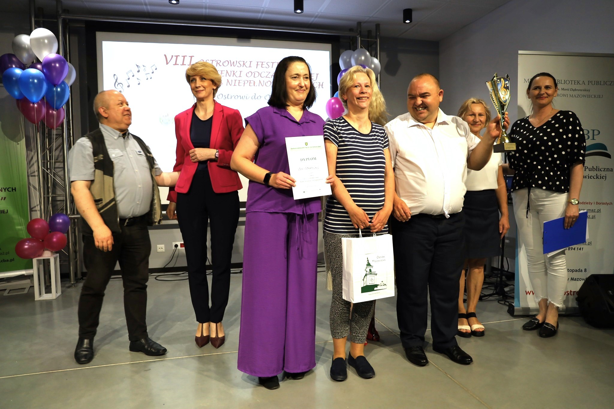 uczestnicy i publiczność VIII Ostrowskiego Festiwalu Piosenki Odczarowanej Osób Niepełnosprawnych „Od Ostrowi do Opola”