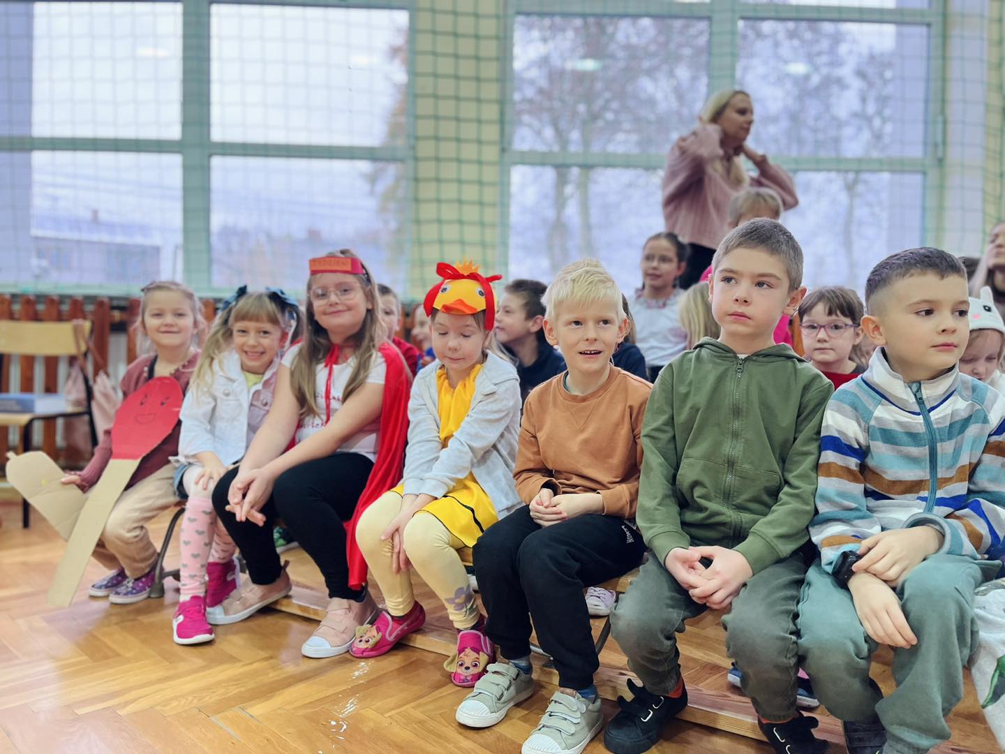 Widownia z uczestnikami na konkursie recytatorskim „Kolorowe wierszyki”