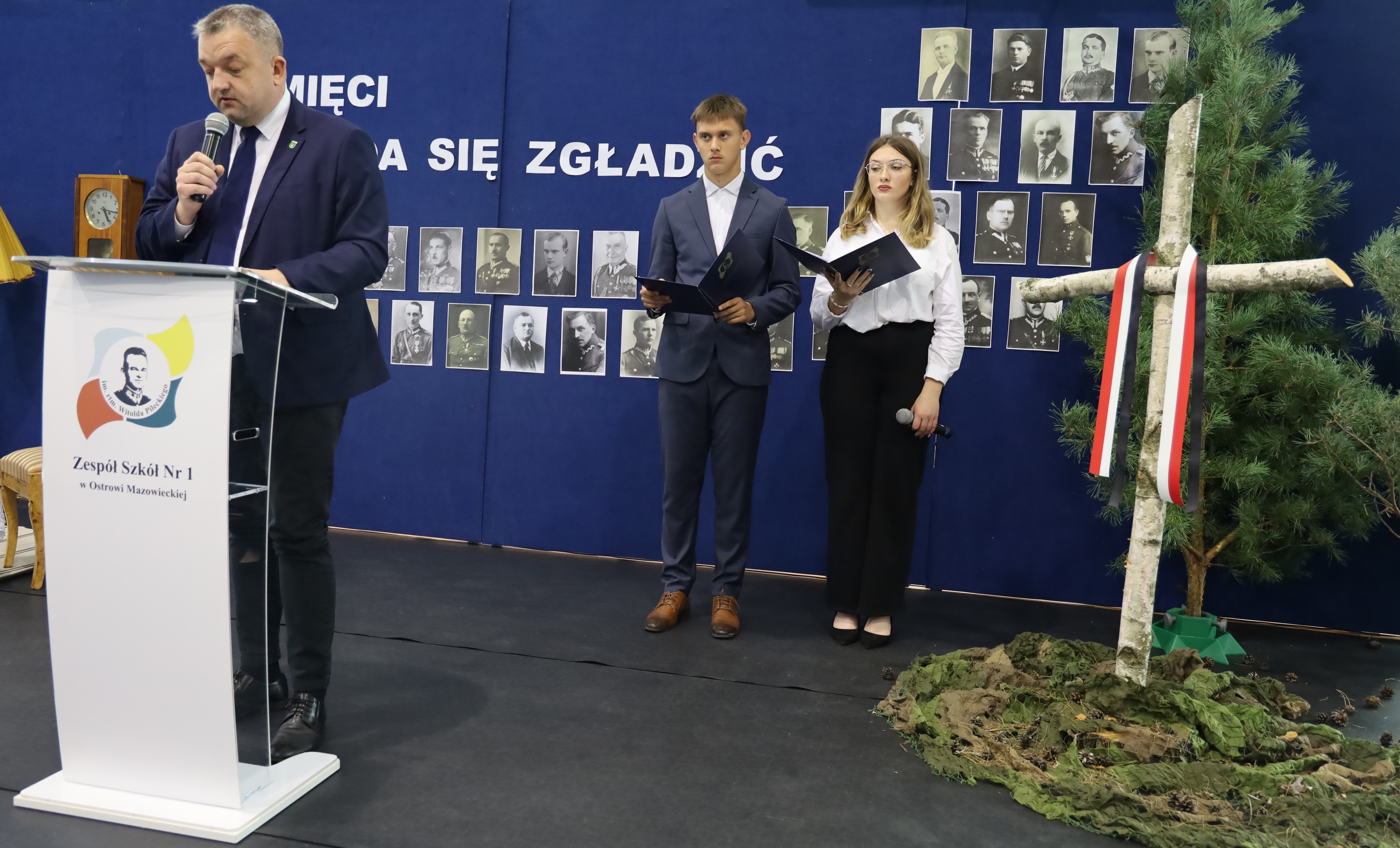 mężczyzna mówiący do dużej widowni