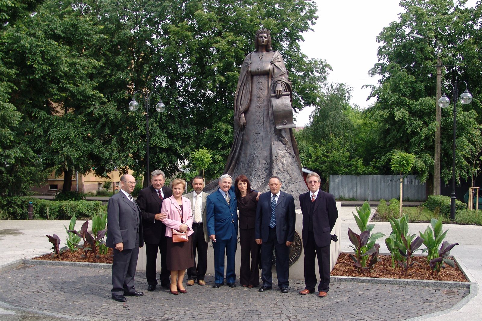 Spotkanie z władzami miasta Ostrow Mazowiecka i Włoch miasta Brembate di Sopra przy pomniku księżnej Anny Mazowieckiej 