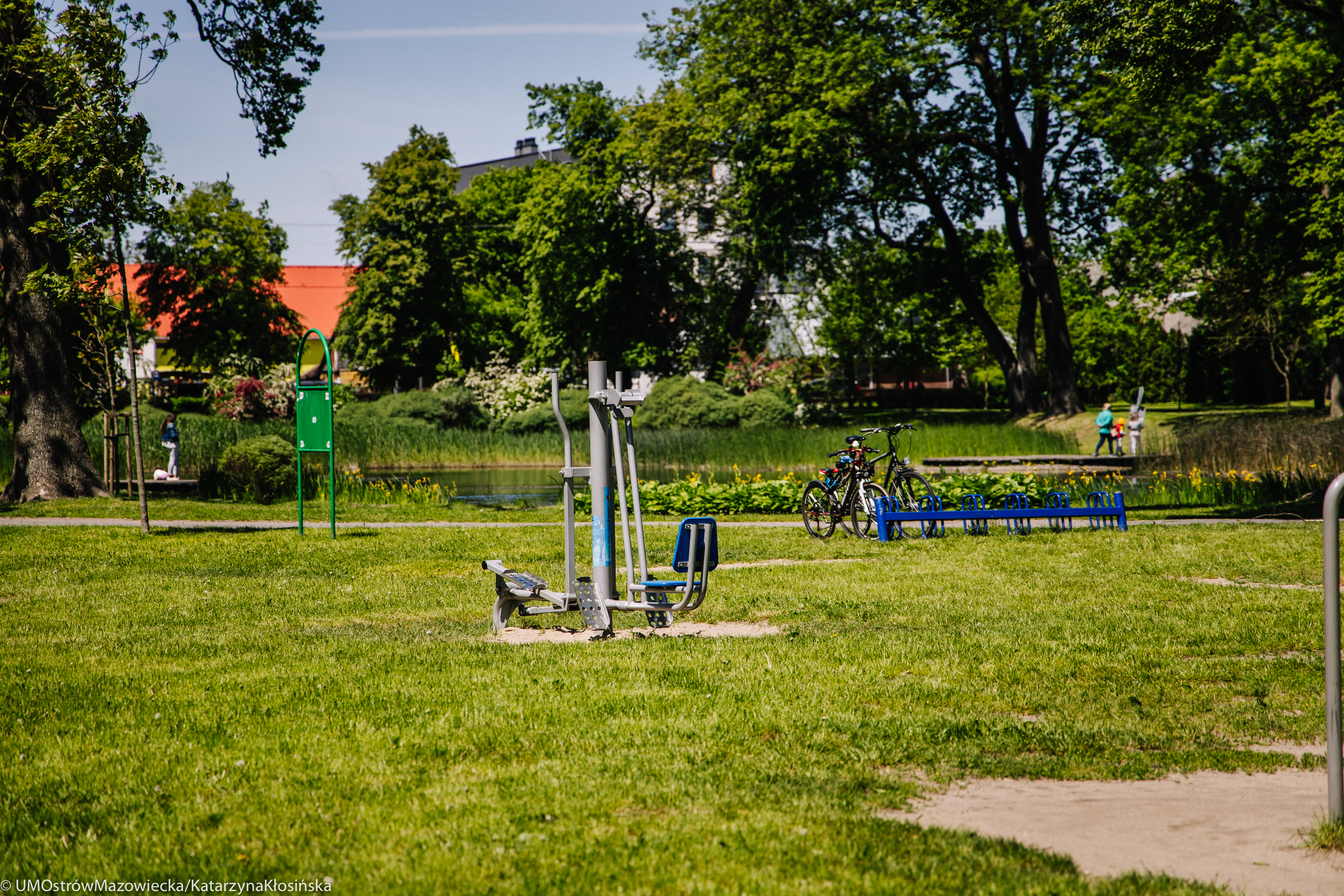 siłownia plenerowa w parku miejskim