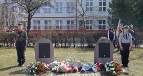 Uroczystość złożenia kwiatów pod tablicami upamiętniającymi Jadwigę Długoborską oraz Lucynę Radziejowską.