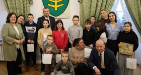Uhonorowanie  wychowanków Miejskiej Świetlicy Socjoterapeutycznej za ich wspaniałe zaangażowanie w świąteczny projekt „Malujemy razem na Święta”.