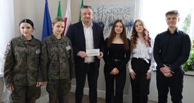 Uczniowie z Zespołu Szkół Nr 1 w Ostrowi Mazowieckiej z życzeniami dla Burmistrza.