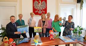 Przekazanie materiałów edukacyjnych do ostrowskich przedszkoli