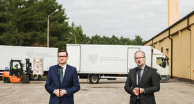 Premier Mateusz Morawiecki z wizytą w składnicy Rządowej Agencji Rezerw Strategicznych w Komorowie