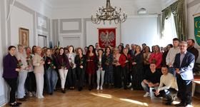 Kwiaty i życzenia dla Pań z ostrowskiego Ratusza!