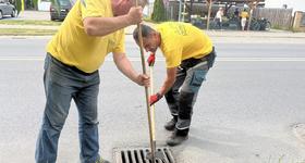 Czyszczenie i sprawdzanie drożności studzienek ściekowych na terenie miasta.