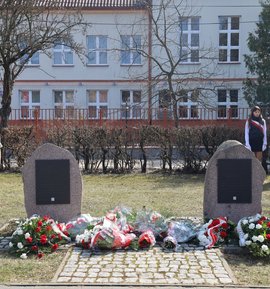 Uroczystość złożenia kwiatów pod tablicami upamiętniającymi Jadwigę Długoborską oraz Lucynę Radziejowską.